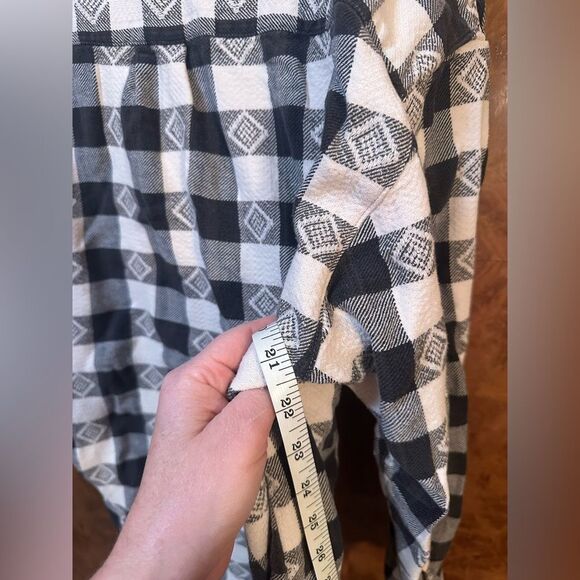 Black and White Plaid Button-Up Shirt - Picture 4 of 7